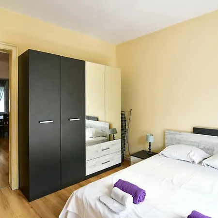 Apartment Spacious At Central Location - Karavelov *