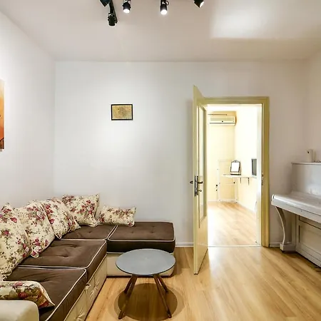 Spacious At Central Location - Karavelov Apartment Varna